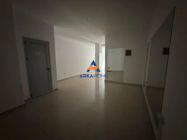 Tirane, jepet me qera ambjent biznesi Kati 0, 51 m² 750 € 