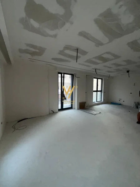 Tirane, jepet me qera ambjent biznesi Kati 2, 100 m² 1.000 € (RRUGA E KAVAJES)