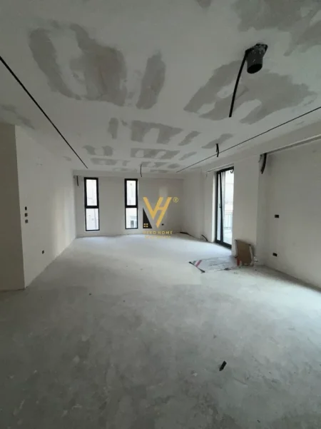 Tirane, jepet me qera ambjent biznesi Kati 2, 100 m² 1.000 € (RRUGA E KAVAJES)