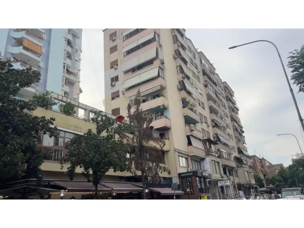 Tirane, shitet apartament 2+1+Ballkon Kati 3, 204 m² 324.000 € 