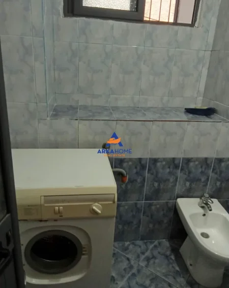 Tirane, jepet me qera apartament 2+1+Ballkon Kati 1, 70 m² 428 € 