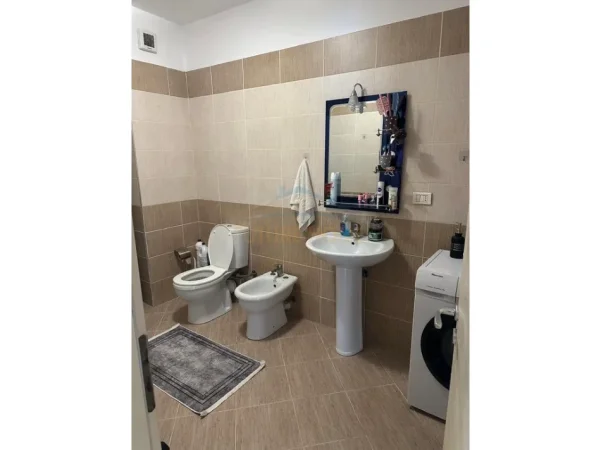 Tirane, jepet me qera apartament 2+1+Ballkon Kati 11, 126 m² 550 € (Kthesa e Kamzes)