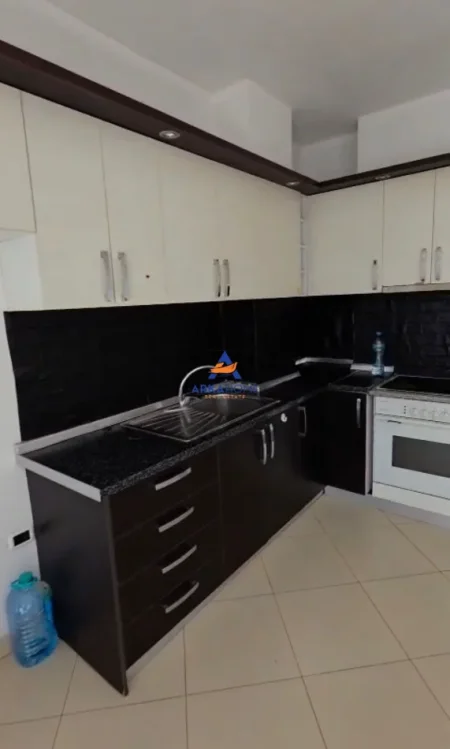 Tirane, jepet me qera apartament 2+1+Ballkon Kati 4, 70 m² 375 € 