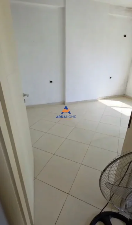 Tirane, jepet me qera apartament 2+1+Ballkon Kati 4, 70 m² 375 € 