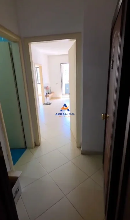 Tirane, jepet me qera apartament 2+1+Ballkon Kati 4, 70 m² 375 € 