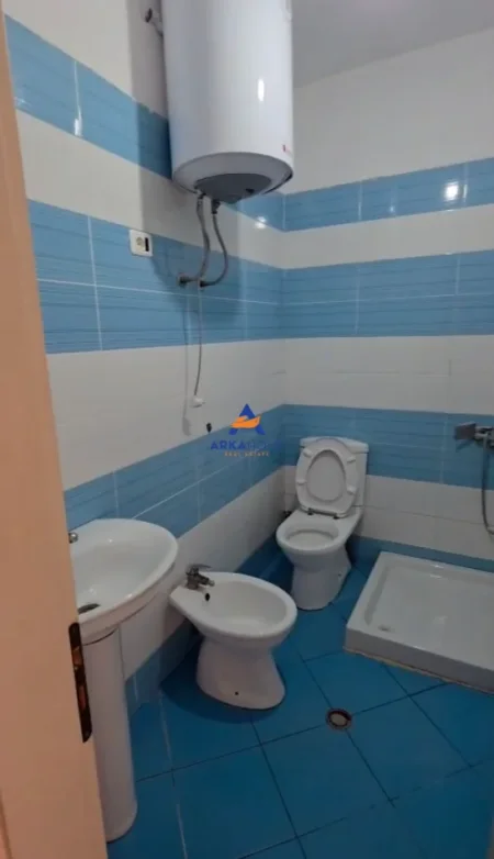 Tirane, jepet me qera apartament 2+1+Ballkon Kati 4, 70 m² 375 € 