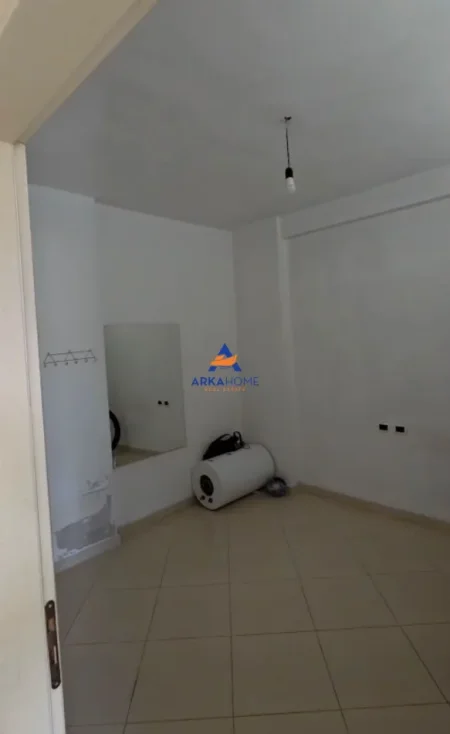 Tirane, jepet me qera apartament 2+1+Ballkon Kati 4, 70 m² 375 € 