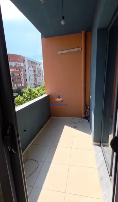 Tirane, jepet me qera apartament 2+1+Ballkon Kati 4, 70 m² 375 € 