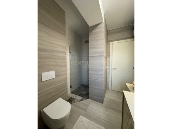 Tirane, jepet me qera apartament 1+1 Kati 2, 75 m² 1.000 € (Rruga e Barrikadave)