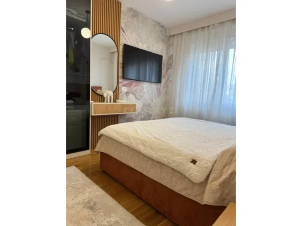 Tirane, jepet me qera apartament 1+1 Kati 2, 75 m² 1.000 € (Rruga e Barrikadave)