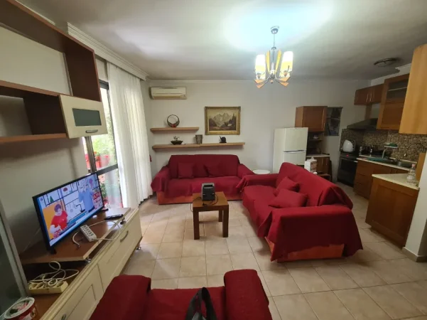 Tirane, jepet me qera apartament 1+1 , 450 € (rruga 5 maji)