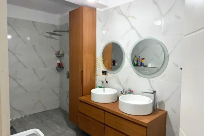 Tirane, jepet me qera apartament 1+1+Ballkon Kati 3, 55 m² 500 € (Rruga Dibres)