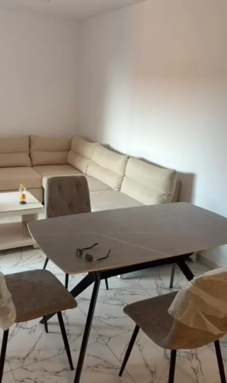 Tirane, jepet me qera apartament 1+1+Aneks+Ballkon Kati 2, 550 € (rruga e kavajes)