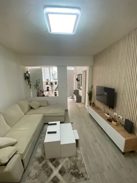 Tirane, jepet me qera apartament 2+1+Aneks+Ballkon Kati 1, 60 m² 550 € (zogu i zi)