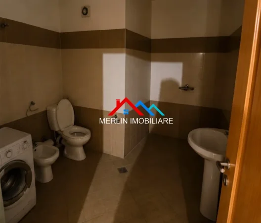 Tirane, jepet me qera apartament 3+1+Ballkon Kati 2, 130 m² 607 € (RRUGA ALI VISHA)