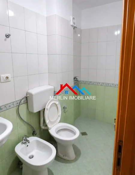 Tirane, jepet me qera apartament 3+1+Ballkon Kati 2, 130 m² 607 € (RRUGA ALI VISHA)