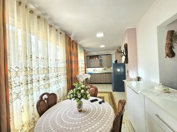 Tirane, jepet me qera apartament 2+1 Kati 2, 65 m² 700 € (Rruga e Elbasanit)