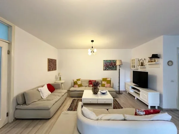 Tirane, jepet me qera apartament 2+1 Kati 3, 110 m² 750 € (Ish ekspozita)