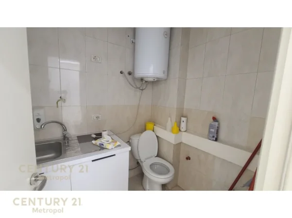 Tirane, jepet me qera ambjent biznesi Kati 3, 80 m² 750 € (Drejtoria e Policise)