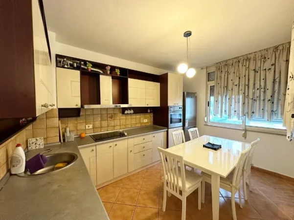 Tirane, jepet me qera apartament 2+1 Kati 3, 110 m² 750 € (Ish ekspozita)