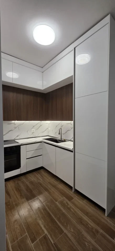 Tirane, jepet me qera apartament 1+1+Ballkon Kati 15, 65 m² 700 € (Bulevardi i ri)