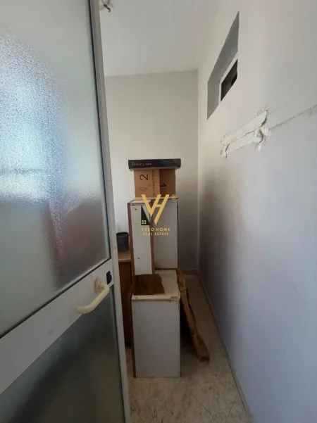 Tirane, jepet me qera Zyre Kati 5, 135 m² 700 € (21 DHJETORI)