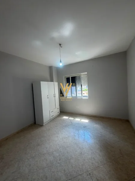 Tirane, jepet me qera Zyre Kati 5, 135 m² 700 € (21 DHJETORI)