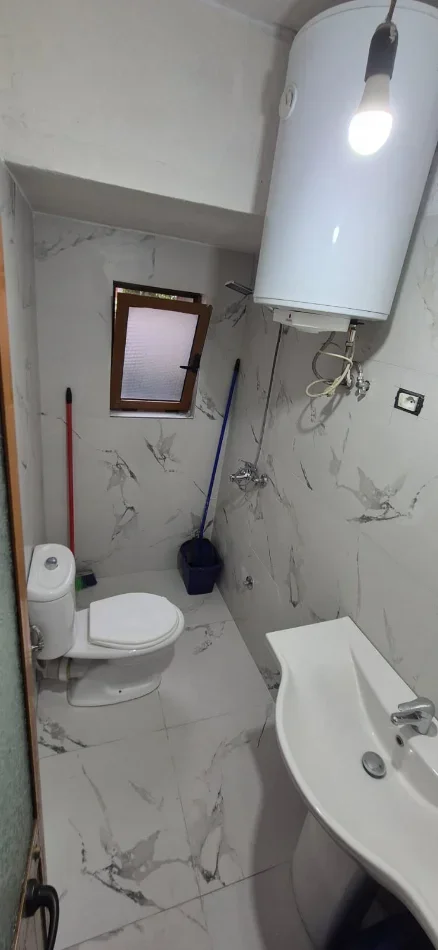 Tirane, jepet me qera Vile 1+1 Kati 1, 55 m² 400 € (Spitali Amerikan 2/Rr.Selaudin Zorba)