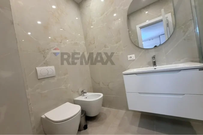 Tirane, jepet me qera apartament 1+1+Ballkon Kati 3, 68 m² 65.000 € (Garda- Ish Blloku)