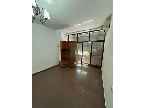 Tirane, jepet me qera ambjent biznesi Kati 0, 72 m² 1.300 € 
