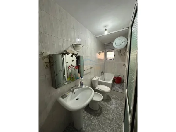Tirane, jepet me qera ambjent biznesi Kati 0, 72 m² 1.300 € 