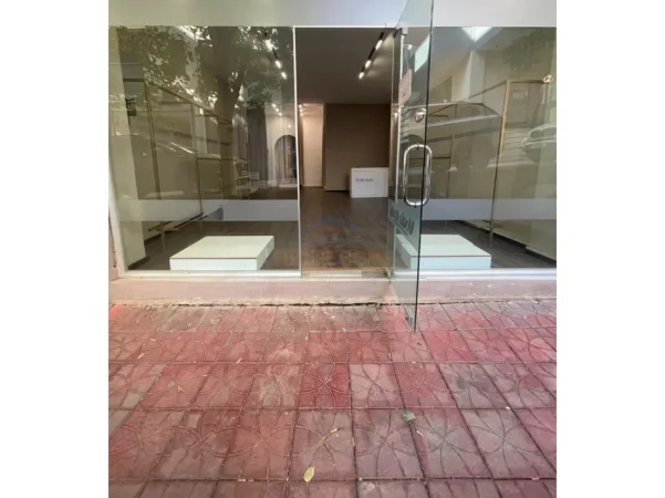 Tirane, jepet me qera ambjent biznesi Kati 0, 52 m² 500 € (Liqeni i Thate)