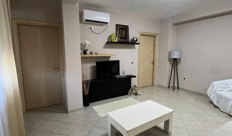 Tirane, jepet me qera 2+1 Kati 3, 70 m² 700 € 