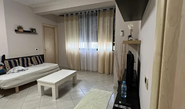 Tirane, jepet me qera 2+1 Kati 3, 70 m² 700 € 