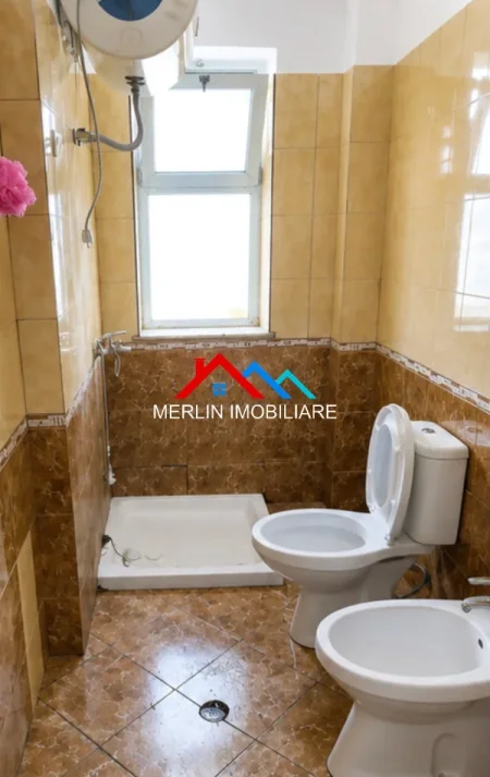Tirane, jepet me qera apartament 1+1+Ballkon Kati 1, 80 m² 480 € (BRRYLI,BULEVARDI BAJRAM CURRI)