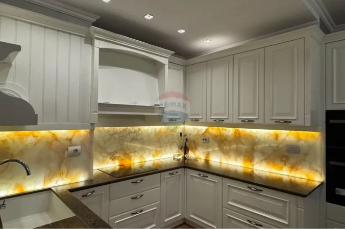Tirane, jepet me qera apartament 2+1 , 130 m² 2.500 € (Ambasador 3)