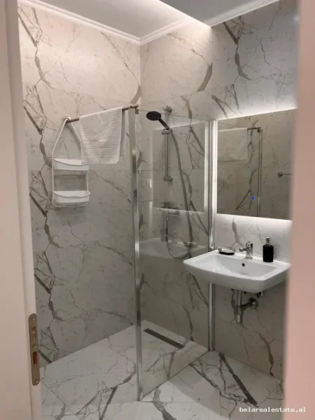 Tirane, jepet me qera apartament 1+1+Ballkon Kati 3, 81 m² 1.250 € (Rrugica e Sales)