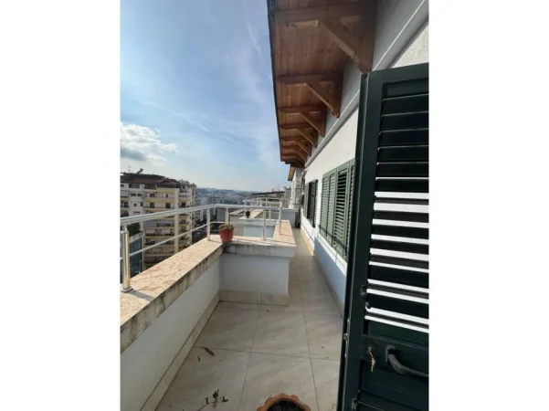 Tirane, jepet me qera ambjent biznesi Kati 11, 127 m² 850 € (Komuna e Parisit)
