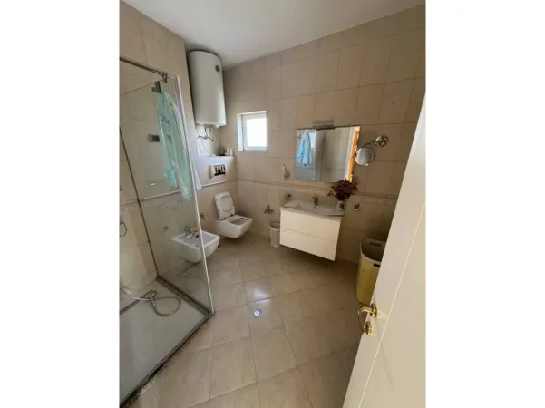 Tirane, jepet me qera ambjent biznesi Kati 11, 127 m² 850 € (Komuna e Parisit)