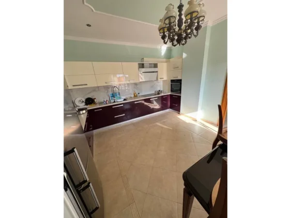 Tirane, jepet me qera ambjent biznesi Kati 11, 127 m² 850 € (Komuna e Parisit)