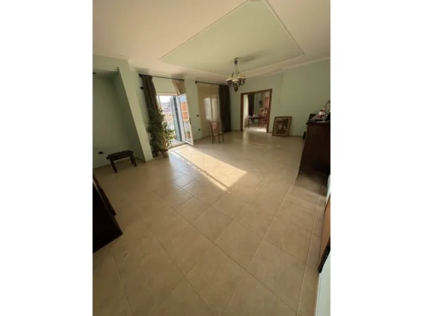 Tirane, jepet me qera ambjent biznesi Kati 11, 127 m² 850 € (Komuna e Parisit)