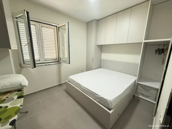 Tirane, jepet me qera apartament 1+1 Kati 4, 47 m² 573 € (Petro Korcari)
