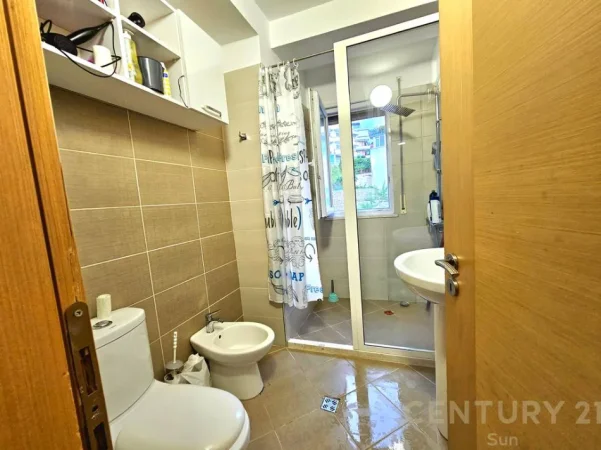 Tirane, jepet me qera apartament 2+1+Ballkon Kati 1, 108 m² 700 € (Kopshti Botanik)