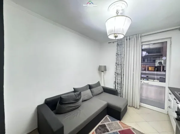 Tirane, jepet me qera apartament 1+1+Ballkon Kati 3, 45 m² 500 € (Sheshi Willson)
