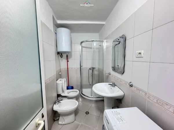 Tirane, jepet me qera apartament 1+1+Ballkon Kati 3, 45 m² 500 € (Sheshi Willson)