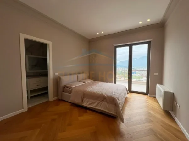 Tirane, jepet me qera Vile 5+1 Kati 3, 1.101 m² 