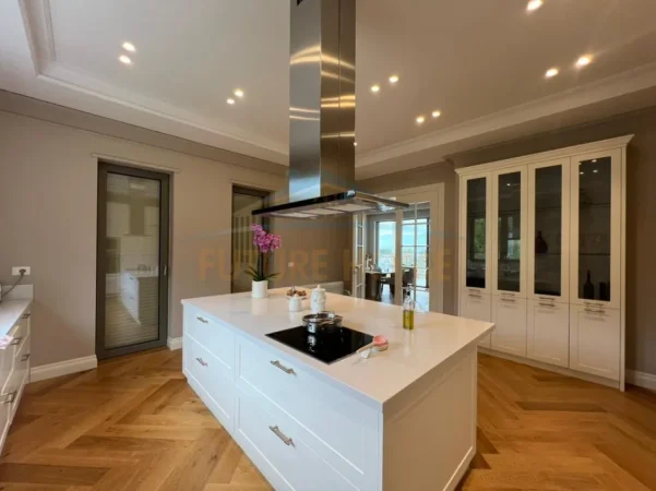 Tirane, jepet me qera Vile 5+1 Kati 3, 1.101 m² 