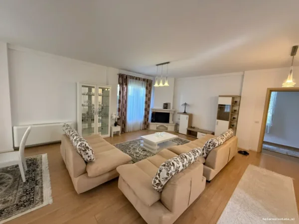 Tirane, jepet me qera Vile 5+1+Ballkon Kati 1, 282 m² 2.000 € (Rruga e Vilave)