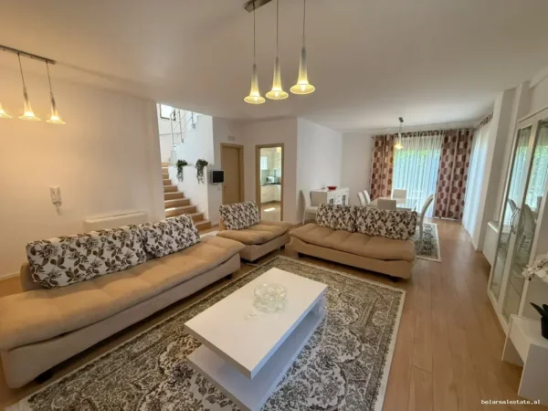 Tirane, jepet me qera Vile 5+1+Ballkon Kati 1, 282 m² 2.000 € (Rruga e Vilave)