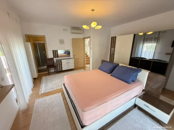 Tirane, jepet me qera Vile 5+1+Ballkon Kati 1, 282 m² 2.000 € (Rruga e Vilave)